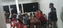 Warga Padukuhan Pacungan Aktifkan IKD di Balai Padukuhan Pada Malam Hari